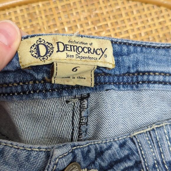 Democracy Jeans Straight Leg Faded Light Wash Denim Crochet Trim Women's size 6 - Picture 6 of 8